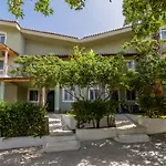 Hotel The Small Village 4*
