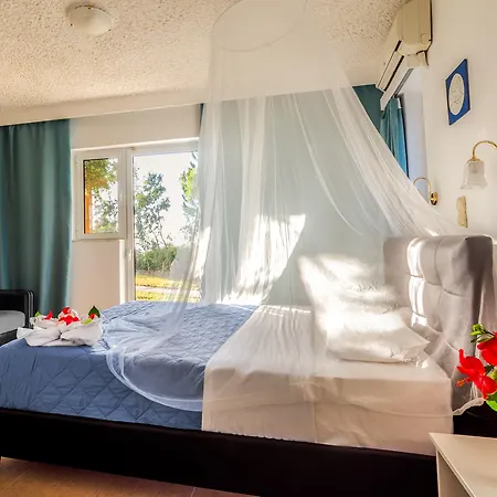 فندق The Small Village 4*