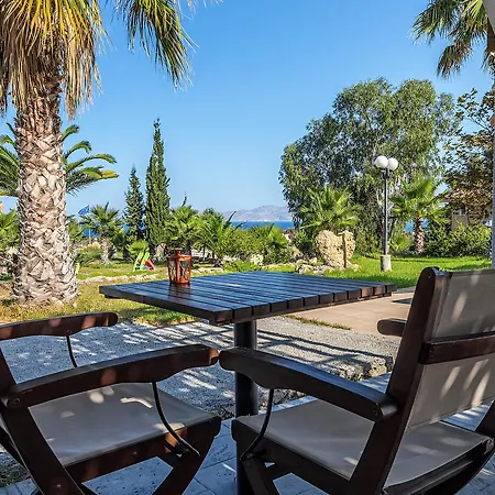 فندق The Small Village