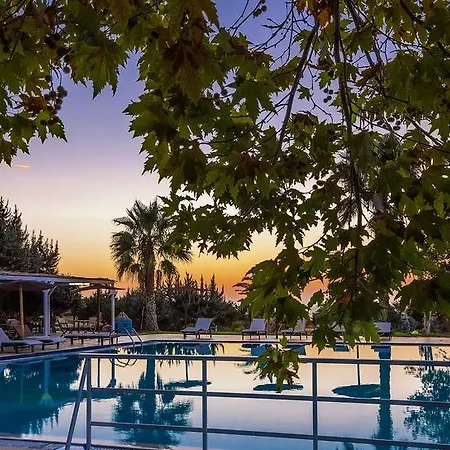 The Small Village فندق 4*