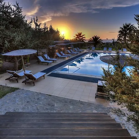 فندق The Small Village 4*