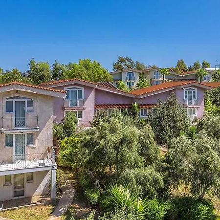 فندق The Small Village 4*