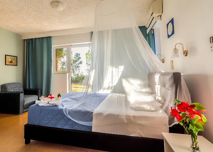 Ξενοδοχείο The Small Village 4*