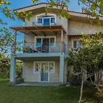 The Small Village מסטיכרי