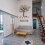 מלון The Small Village 4*