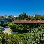The Small Village מלון 4*