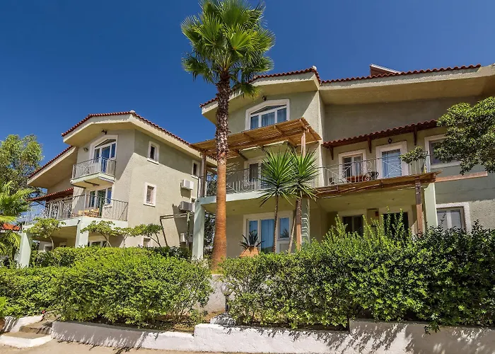 מלון The Small Village 4*