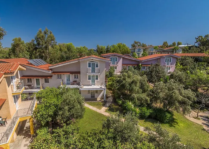 The Small Village מלון 4*