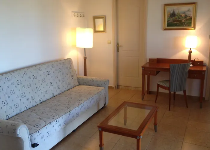 The Small Village מלון