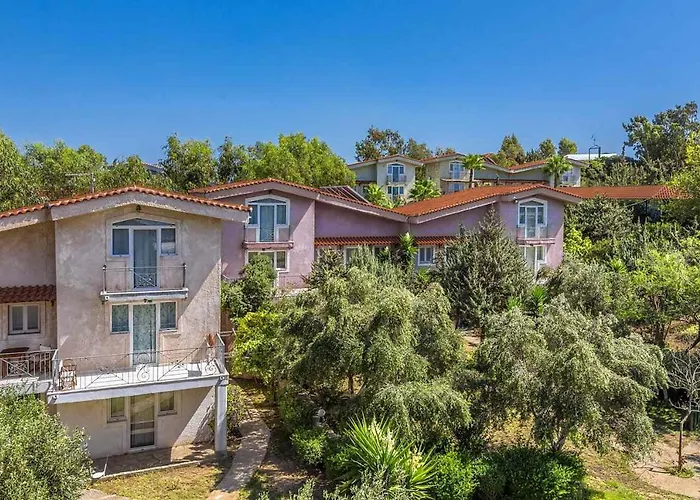 מלון The Small Village 4*